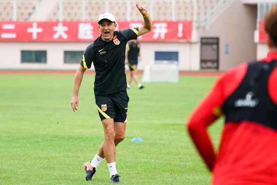 亲切的金子桌子上打扑克