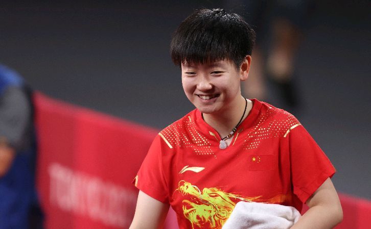 美女撒尿脱裤子全过程