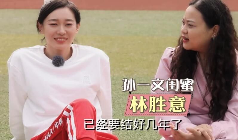 白丝女班长脱了内裤露出打屁屁